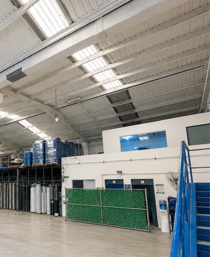 Almacén de materia prima y producto terminado en la planta Selectone